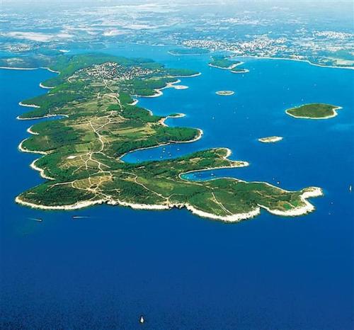 une vue aérienne sur une île dans l'eau dans l'établissement Apartment Kaucic, à Banjole