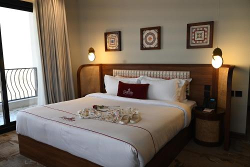 アブハにあるGolden Balcon Hotelのホテルルーム ベッド1台(靴付)