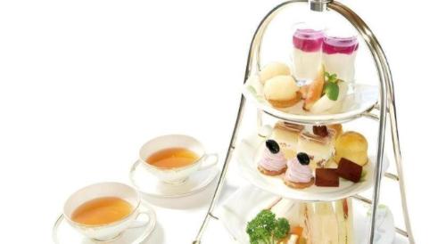 a tea stand with three cups of tea at Nippondaira Hotel in Shizuoka
