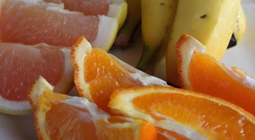a pile of orange slices and bananas and oranges at Petit Hotel Hoshi no Shizuku in Kitashiobara