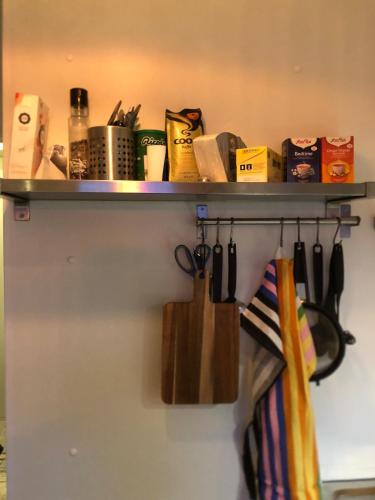 レーロースにあるCompact living with all you need, in the centre!の台所用品一杯棚