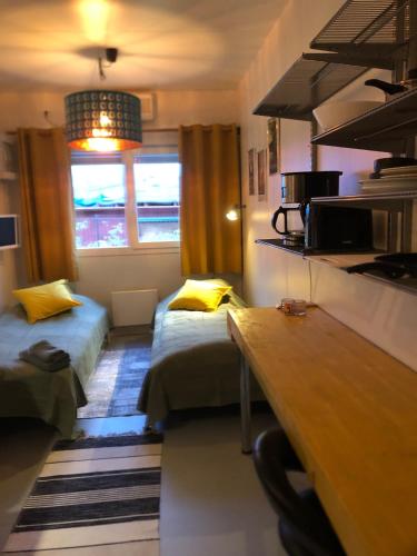 レーロースにあるCompact living with all you need, in the centre!のベッド2台、デスクが備わる小さな客室です。