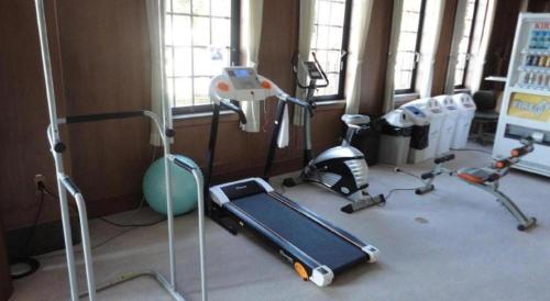 a room with several exercise equipment in a gym at HOTEL WINDSOR in Nakatsugawa