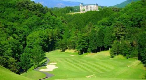 a golf course in the middle of a mountain at HOTEL WINDSOR in Nakatsugawa