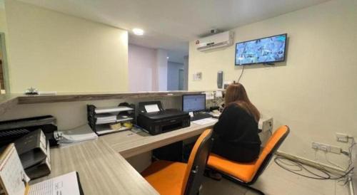 TV a/nebo společenská místnost v ubytování OYO 90789 Stutong Point