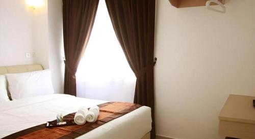 Кровать или кровати в номере Peach Hill Hotel & Cafe