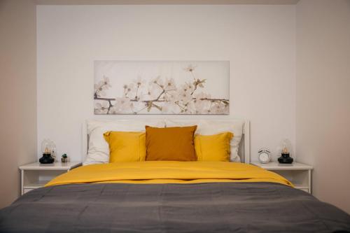 una camera da letto con letto e cuscini gialli di Bee House a Rogaška Slatina