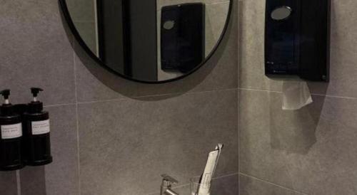 a bathroom with a mirror and a sink at Hotel Zamburger Bentong in Bentong