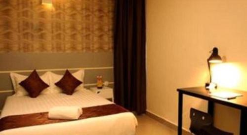 Postel nebo postele na pokoji v ubytování Rock & Roll Hotel Klang