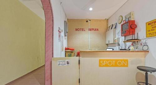 Kuchyň nebo kuchyňský kout v ubytování SPOT ON 91178 Motel Impian