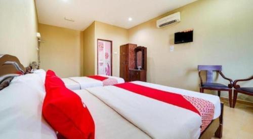 Кровать или кровати в номере OYO 44058 MOTEL SRE BAYAM