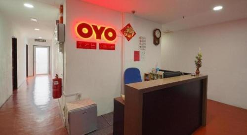 an office with an ovo sign on the wall at OYO 89671 Changlun Star Motel in Changlun