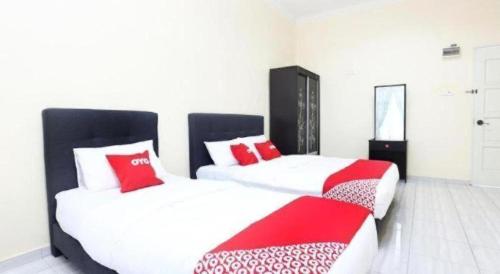 Кровать или кровати в номере OYO 89607 Aloha Chalet