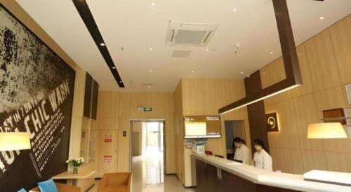 two people sitting at a counter in a restaurant at IU Hotels·Tongling Beidouxingcheng in Tongling