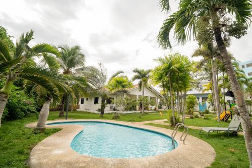 Piscina de la sau aproape de Sea Start Villa