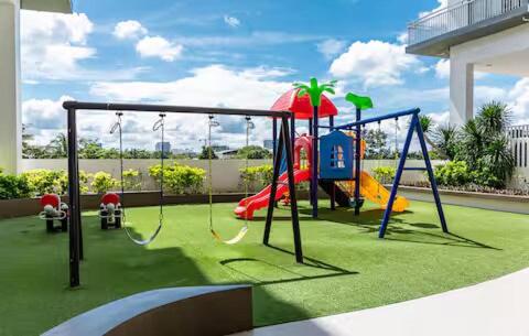 Zona de juegos infantil en The Haven Modern 2 Bedroom Loft