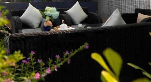 a model of a living room with a couch and flowers at Zhuhai Tangyi Hotel in Zhuhai