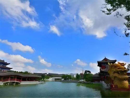 開封市にあるJames Joyce Coffetel·Kaifeng Drum Towerの建物と橋のある川の景色