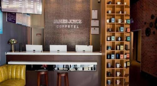 a bar in a restaurant with a counter and stools at James Joyce Coffetel·Shijiazhuang Economic and Technological Development Zone Chuangye Road in Shijiazhuang