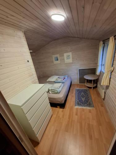 a small room with a bed and a table at Hummingen strandvej 66 in Dannemare