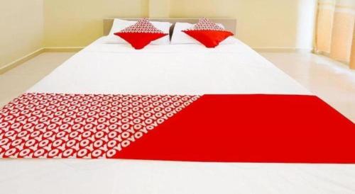 Letto o letti in una camera di Hotel O Wisma Pinggir