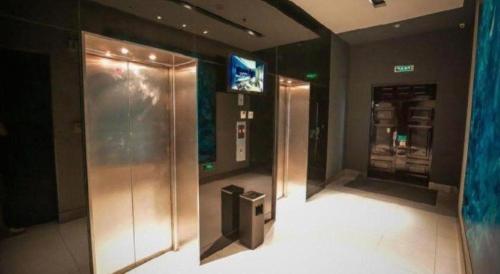 a lobby with an elevator in a building at Jinjiang Inn Luoyang Wangcheng Park Metro Station in Luoyang