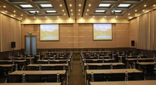 a large lecture hall with tables and chairs at Jinjiang Inn Luoyang Wangcheng Park Metro Station in Luoyang