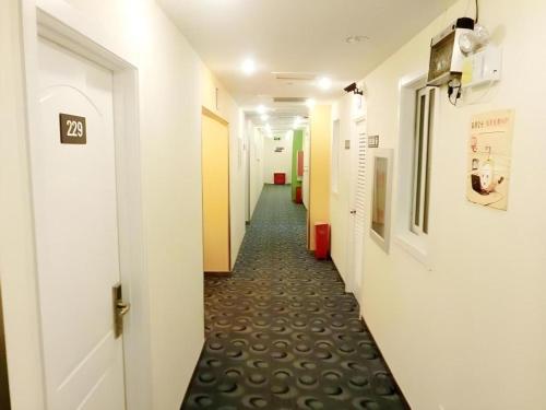 a hallway of a hospital with a long corridor at 7 Days Inn Nanjing Xinjiekou Changfu Street Metro Station in Nanjing