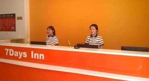 two women sitting at a counter at a t days inn at 7 Days Inn Nanjing Xinjiekou Changfu Street Metro Station in Nanjing