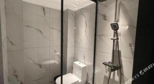 a bathroom with a shower with a toilet at 7 Days Inn Deyang Zhongjiang Kuishan Park in Deyang