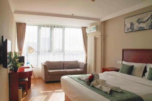 Кровать или кровати в номере GreenTree Inn Tianjin JinNan ShuangLin Metro Station Express Hotel