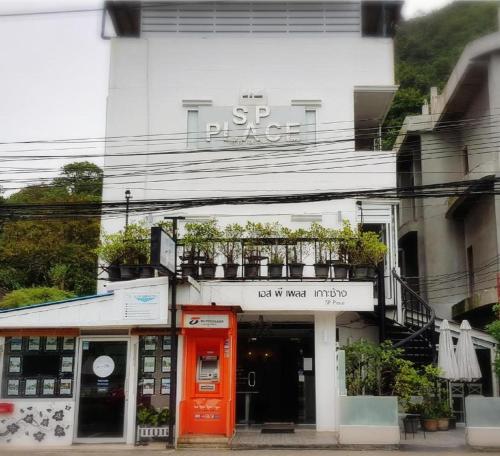 a store with a red door in front of a building at SP. Place Hotel in Ko Chang