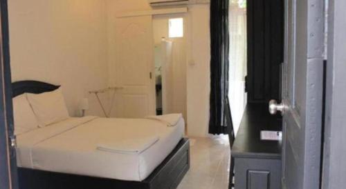 a bedroom with a white bed and a window at SP. Place Hotel in Ko Chang