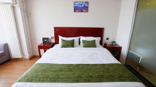 Кровать или кровати в номере GreenTree Inn Tianjin JinNan ShuangLin Metro Station Express Hotel