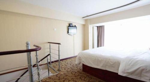 Кровать или кровати в номере GreenTree Inn Tianjin JinNan ShuangLin Metro Station Express Hotel