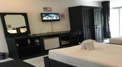 a bedroom with a bed and a mirror and a tv at SP. Place Hotel in Ko Chang