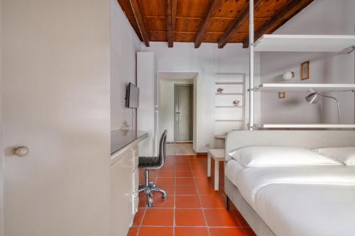 Hostmate - Milano - Savona - Solari