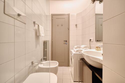 Hostmate - Milano - Savona - Solari