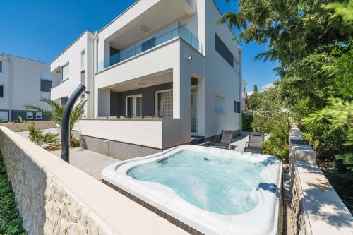 Holiday home Tomana B with Jacuzzi