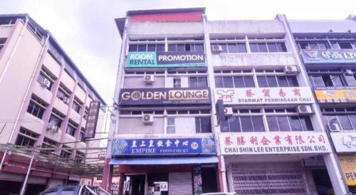 a tall building with signs on the side of it at OYO 89465 Golden Lounge in Kuching