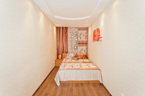 ニジニ・ノヴゴロドにある5days-nn, 2 bedroom Apartment on Dolzhanskaya, 8のベッドルーム1室(ベッド1台付)