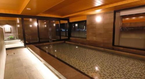 Piscine de l'établissement KEIKYU EX INN Haneda Innovation City 2 minutes walk from HICity Exit of Tenkubashi Station ou située à proximité