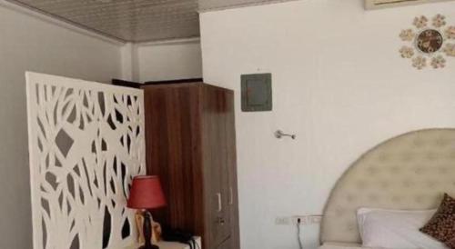 a living room with a couch and a red lamp at Pilot Hotel in Alaminos