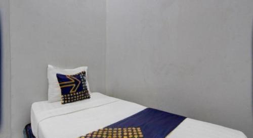 Кровать или кровати в номере Hotel O Galih Kost 1 Syariah