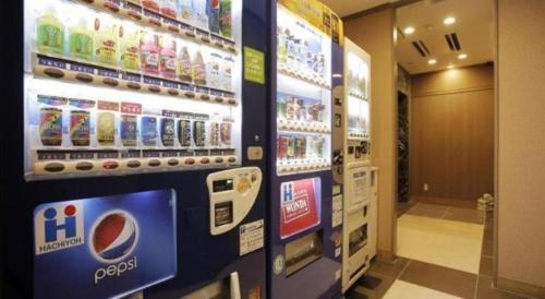 a soda machine in a store with a vending machine at Hotel Sunoak Kashiwanoha in Kashiwa