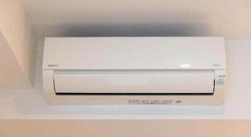 a white microwave oven sitting on top of a ceiling at KEIKYU EX INN Tokyo Nihombashi in Tokyo