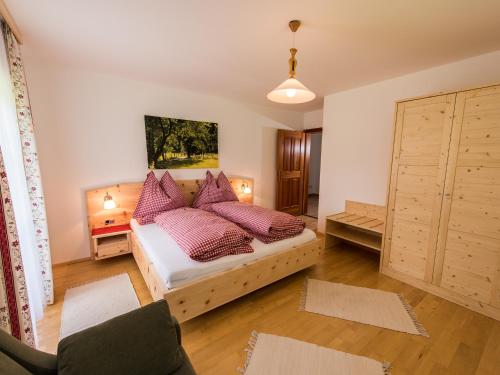 una camera da letto con letto e cuscini viola di Hinterkellaubauer a Kuchl