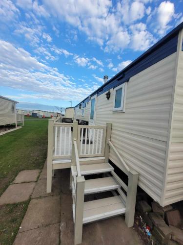 una casa con una escalera que conduce a un remolque en B8 The chase caravan park, caravan ref B 3 Bed 8 Berth, en Ingoldmells