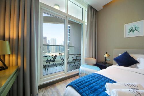 King Bed Suite - Canal Views - Pool, Gym & Balcony