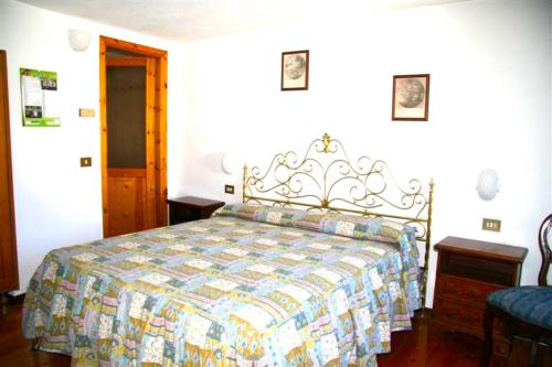 Un dormitorio con una cama en una habitación blanca. en Le Myosotis, en Gignod
